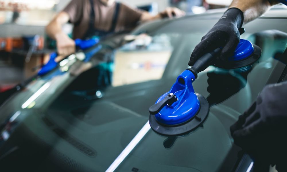 performing car windshield repair and replacement